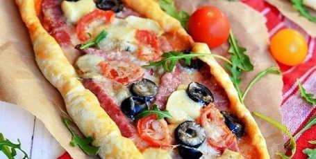 Пицца с салями, грибами и помидорами