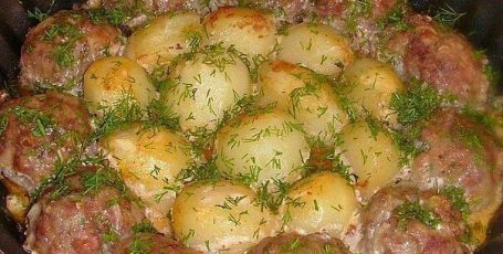 Котлетки с картошкой в сметанно-томатном соусе