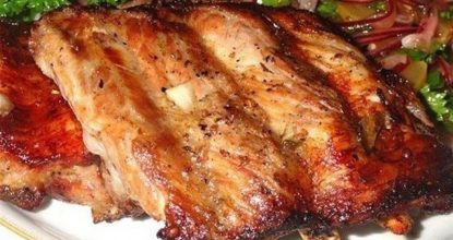 Свиные ребрышки с луком в рукаве