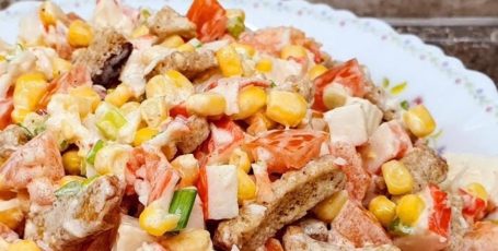 Крабовый салат с сухариками