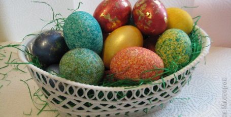 Красим яйца к пасхе оригинальные способы