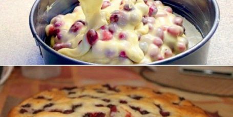 Влажный и пышный молочный пирог с ягодами. Готовится легко и просто😋👍