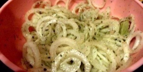 Маринованный лучок для шашлыка, салатов и просто с хлебушком покушать.