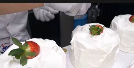 Торт полон скрытой клубники! популярный корейский клубничный торт