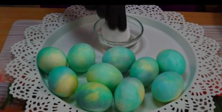 Как Оригинально и очень быстро покрасить яйца на Пасху