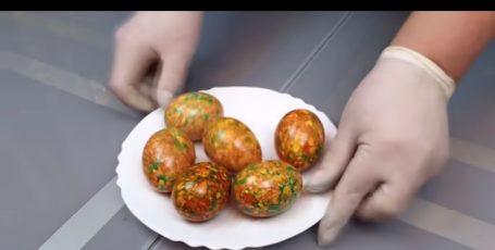 Как покрасить яйца на Пасху — 2 интересных и необычных способа!