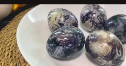 Как Оригинально покрасить яйца в чае каркаде на Пасху 2024