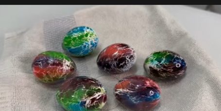 Как покрасить яйца на Пасху 2024 оригинально и красиво с помощью салфеток.