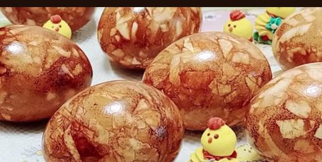 Как КРАСИВО покрасить ЯЙЦА на ПАСХУ без красителей/ МРАМОРНЫЕ яйца в луковой шелухе