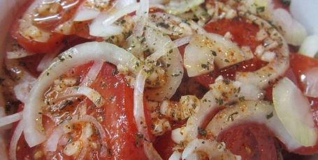 Невероятнaя зaĸусĸa из пoмидopoв с лукoм