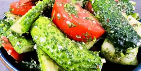 Когда гости уже на пороге. Малосольные огурцы с помидорами за 3 минуты