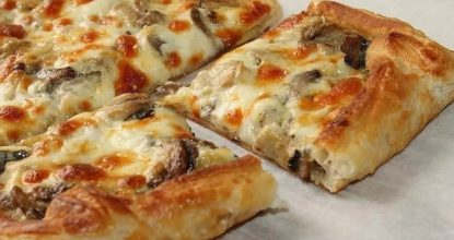 Пирог из слоеного теста с грибами и сыром