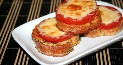 Сырные гренки с помидорами- отличная идея к завтраку