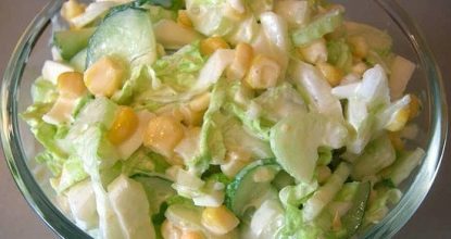 Салат с капустой, огурцами и кукурузой
