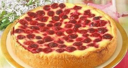 Пирог-сметанник с ягодами