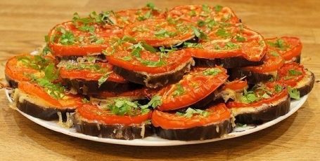 Баклажаны кружочками в духовке с сыром и помидорами