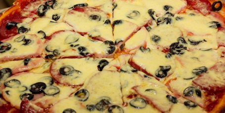 Пицца с колбасой и сыром рецепт с фото