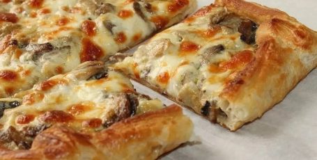 Пирог из слоеного теста с грибами и сыром