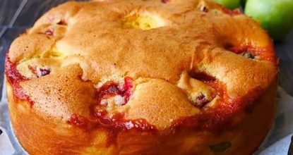 Пирог получается мягче и сочнее, чем шарлотка
