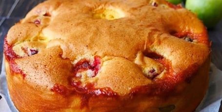 Пирог получается мягче и сочнее, чем шарлотка