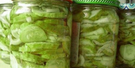 Сырой салат из огурцов на зиму заинтересует тех, кто любит похрустеть свежими овощами