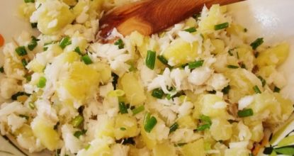 Салат с вареной рыбой, картофелем и зеленым луком