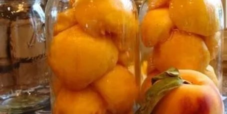 Консервированные целиком персики
