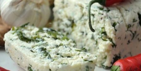 Ароматный домашний сыр с травами и зеленью