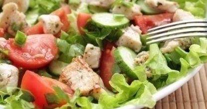 Салат из курицы и свежих овощей — отличный и быстрый