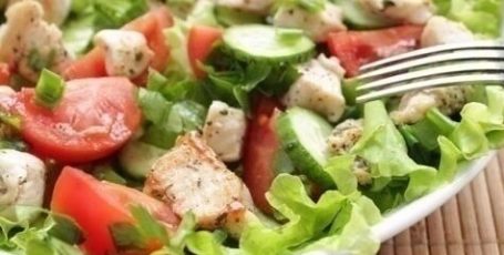Салат из курицы и свежих овощей — отличный и быстрый