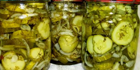 Такого салата из огурцов нам всегда мало! Зимой с картошечкой улетит первый! Свежесть лета присутствует в нем!…